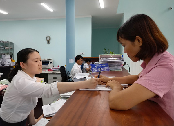 Từ khi sử dụng dịch vụ công trực tuyến, lượng khách hàng đến giao dịch trực tiếp tại KBNN huyện Đak Đoa đã giảm hẳn. Ảnh: S.C