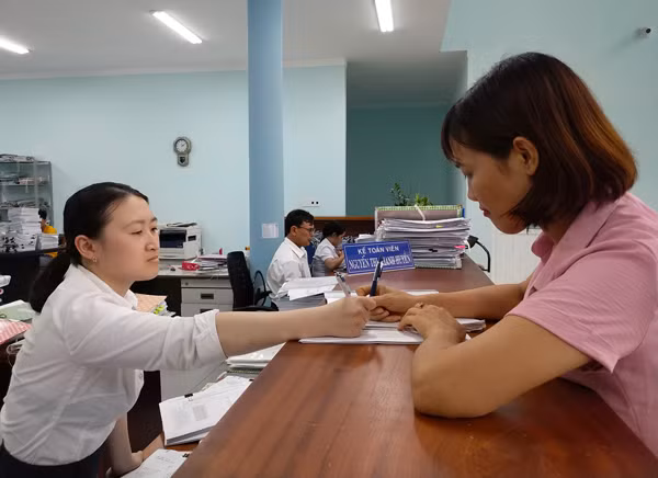 Từ khi sử dụng dịch vụ công trực tuyến, lượng khách hàng đến giao dịch trực tiếp tại KBNN huyện Đak Đoa đã giảm hẳn. Ảnh: S.C