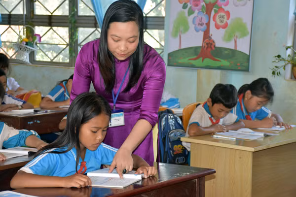 Trẻ em DTTS nhận được sự quan tâm, hỗ trợ từ giáo viên, nhà trường để tự tin vươn lên trong cuộc sống. Ảnh: M.K