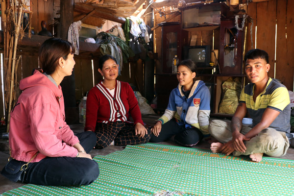 Cán bộ Ủy ban MTTQ xã Lơ Ku trò chuyện với vợ chồng Đinh Thị Alay (bên phải_ làng Bôn). Ảnh: N.M