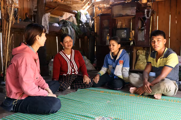 Cán bộ Ủy ban MTTQ xã Lơ Ku trò chuyện với vợ chồng Đinh Thị Alay (bên phải_ làng Bôn). Ảnh: N.M