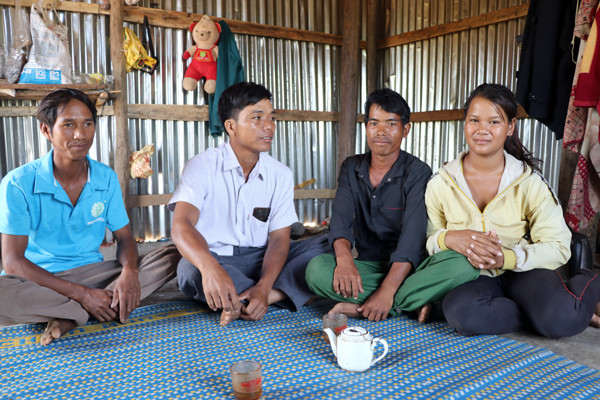Cán bộ xã Tơ Tung (huyện Kbang) tuyên truyền pháp luật cho vợ chồng chị Đinh Thị Mắch. Ảnh: N.M