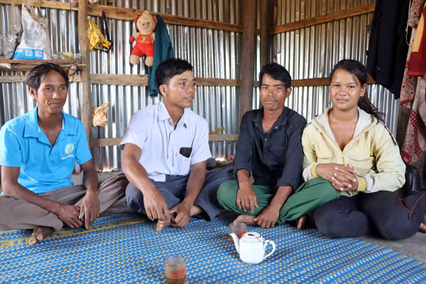 Cán bộ xã Tơ Tung (huyện Kbang) tuyên truyền pháp luật cho vợ chồng chị Đinh Thị Mắch. Ảnh: N.M