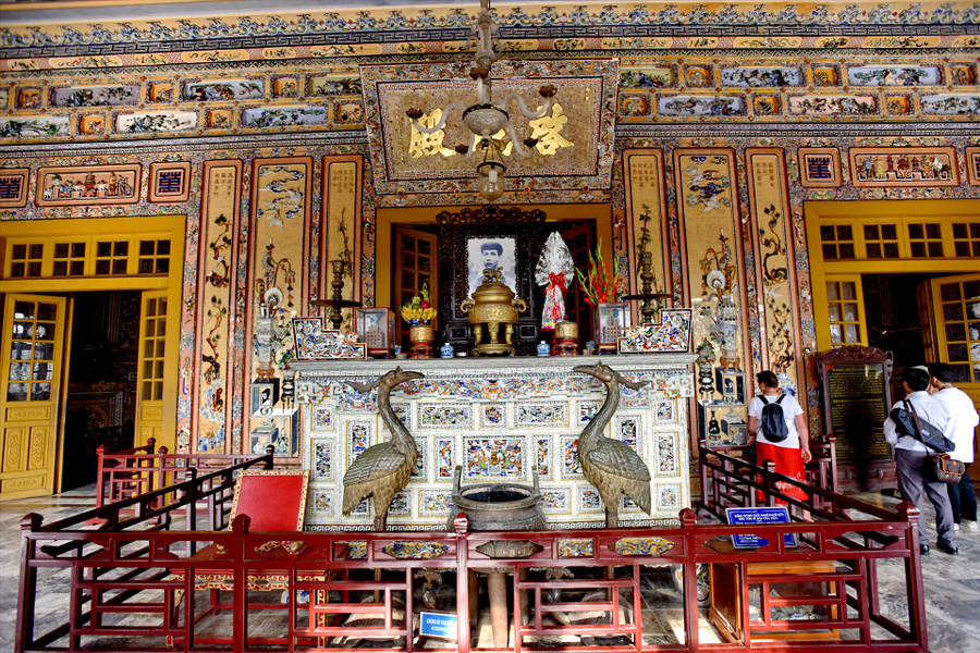  Án thờ vua Khải định được đặt trang trọng ở vị trí trung tâm của điện Khải Thành. Ảnh: Thái Hoàng