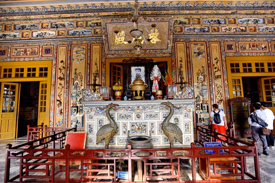  Án thờ vua Khải định được đặt trang trọng ở vị trí trung tâm của điện Khải Thành. Ảnh: Thái Hoàng