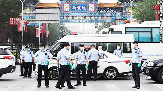 Các biện pháp kiểm soát nghiêm ngặt được triển khai ở thành phố Bắc Kinh, Trung Quốc. Ảnh: CNN  Các biện pháp kiểm soát nghiêm ngặt được triển khai ở thành phố Bắc Kinh, Trung Quốc. Ảnh: CNN