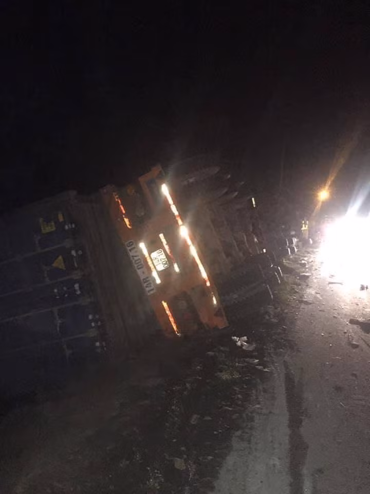 Xe container lật - Ảnh: Nguyễn Bình