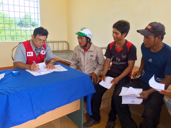 Đội khám-chữa bệnh lưu động khám bệnh, cấp thuốc miễn phí cho người nghèo tại xã Chư Krêy (huyện Kông Chro). Ảnh: HỒNG NGỌC