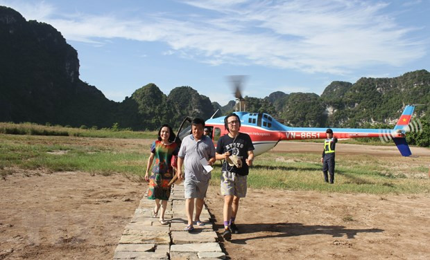 Du khách tham gia trải nghiệm tour bay ngắm cảnh Quần thể danh thắng Tràng An. (Ảnh: Hải Yến/TTXVN)
