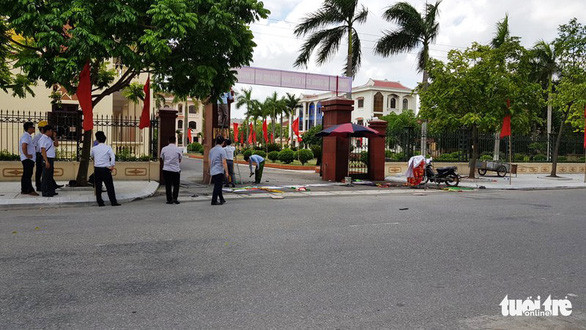  Khu vực cổng Huyện ủy Gia Lộc - nơi ba công nhân bị điện giật khi treo panô - Ảnh: NGUYỄN NINH