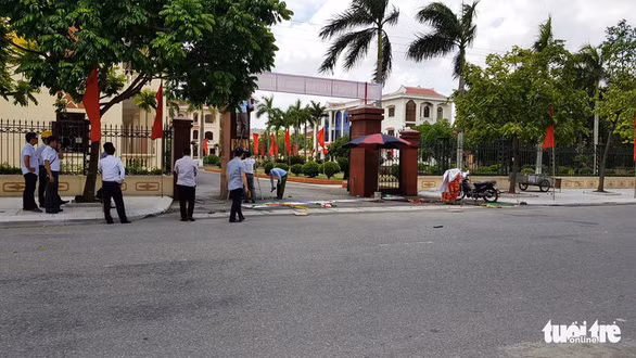  Khu vực cổng Huyện ủy Gia Lộc - nơi ba công nhân bị điện giật khi treo panô - Ảnh: NGUYỄN NINH