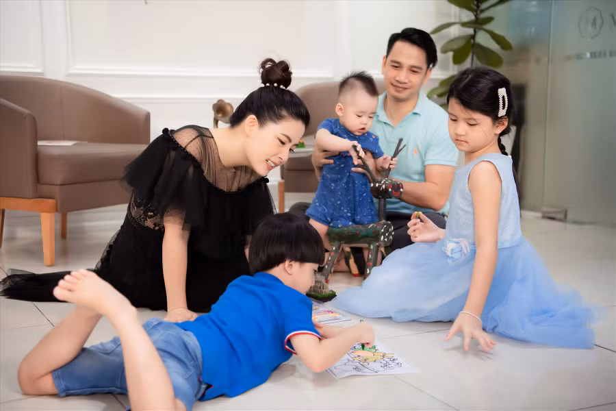Ngọc Hiền và ông xã luôn cố gắng dành thời gian chơi đùa để hiểu các con hơn. Ảnh: Trương Gia Huy 