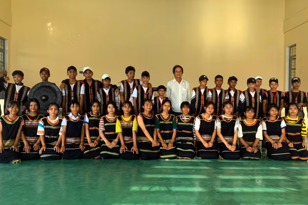 Nghệ nhân Nay Phai và các em học sinh Trường THCS Lê Lợi (xã Ia Sao, thị xã Ayun Pa) tham gia lớp truyền dạy cồng chiêng. Ảnh: V.C