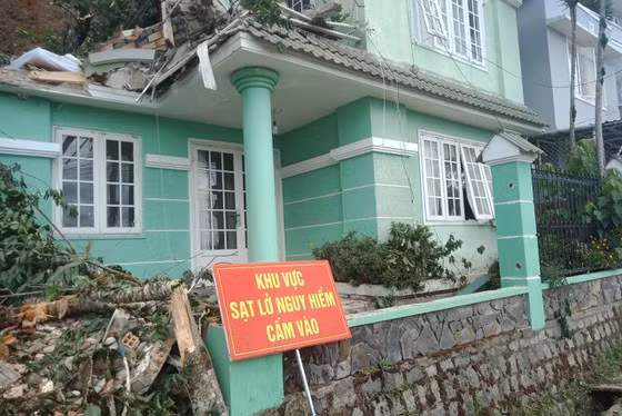 Cơ quan chức năng khoanh vùng, khắc phục hậu quả vụ sạt lở