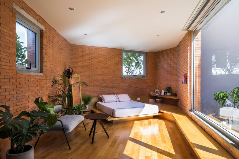 Phòng ngủ ông bà đặt ở tầng trệt, để ông bà khỏi phải leo cầu thang. Phòng ngủ ông bà đặt ở tầng trệt, để ông bà khỏi phải leo cầu thang.