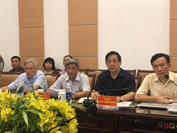  Thứ trưởng Bộ Y tế Nguyễn Trường Sơn (thứ 2 từ trái qua) chủ trì cuộc hội chẩn về bệnh nhân chiều 4-6 - Ảnh: Thái Bình