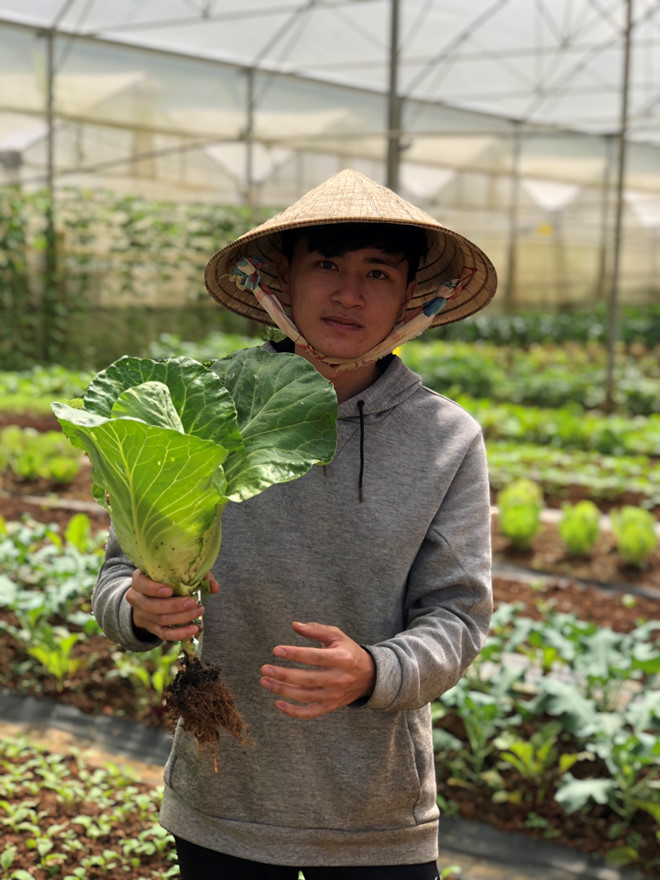 Được cung cấp rau sạch đến từng bữa ăn của các hộ gia đình là niềm hạnh phúc của chàng trai trẻ Ảnh: XUÂN TRƯỜNG