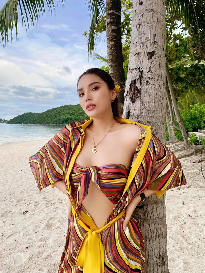 Kỳ Duyên khoe vóc dáng thon gọn trên bãi biển. Ảnh: NVCC