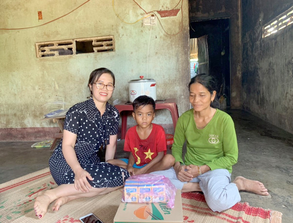  Chị Trần Thị Thắng-Chủ tịch Hội LHPN xã Ia Rsươm tới thăm hỏi, động viên mẹ con chị Rô H’Nươp (buôn Lu). Ảnh: V.C