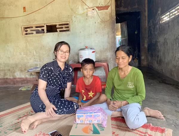  Chị Trần Thị Thắng-Chủ tịch Hội LHPN xã Ia Rsươm tới thăm hỏi, động viên mẹ con chị Rô H’Nươp (buôn Lu). Ảnh: V.C