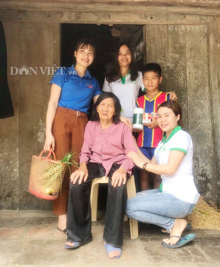 Hàng năm Công ty đã phối hợp với Đoàn xã tổ chức các chương trình hỗ trợ gia đình nghèo, gia đình có hoàn cảnh đặc biệt khó khăn. Ảnh: PV