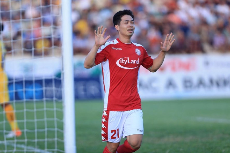 Công Phượng không ăn mừng phấn khích khi ghi bàn vào lưới SLNA. Ảnh: VPF