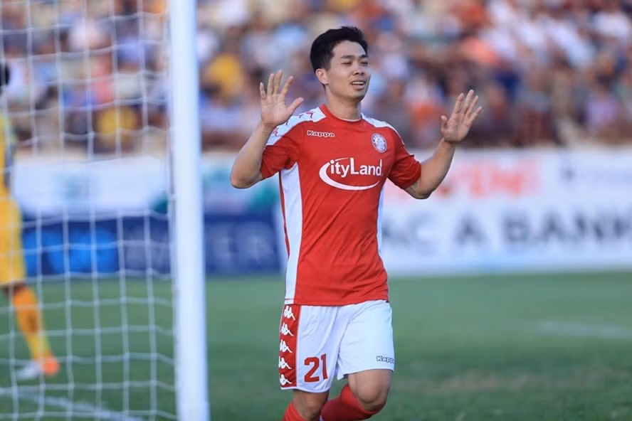  Công Phượng không ăn mừng phấn khích khi ghi bàn vào lưới SLNA. Ảnh: VPF