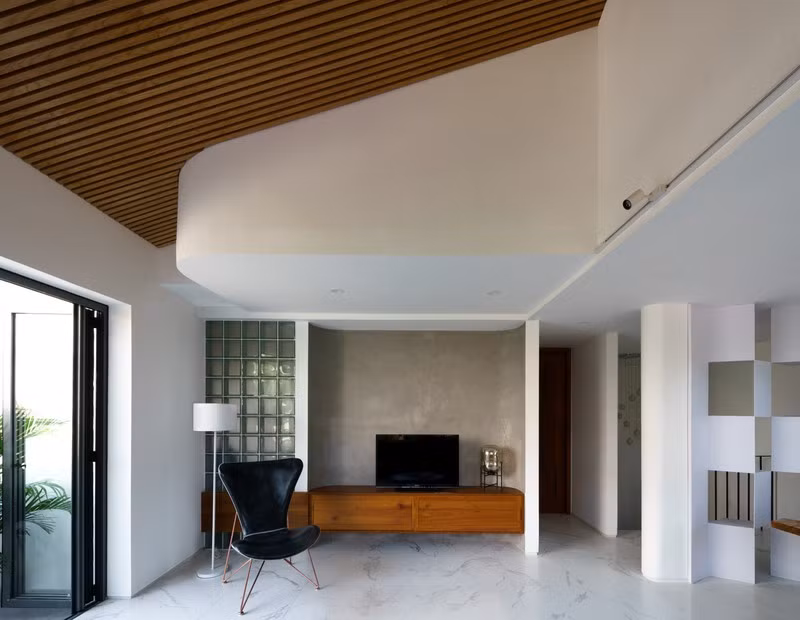 Những đường cong nhẹ nhàng trên trần được giữ lại tạo nên sự khác biệt cho công trình.