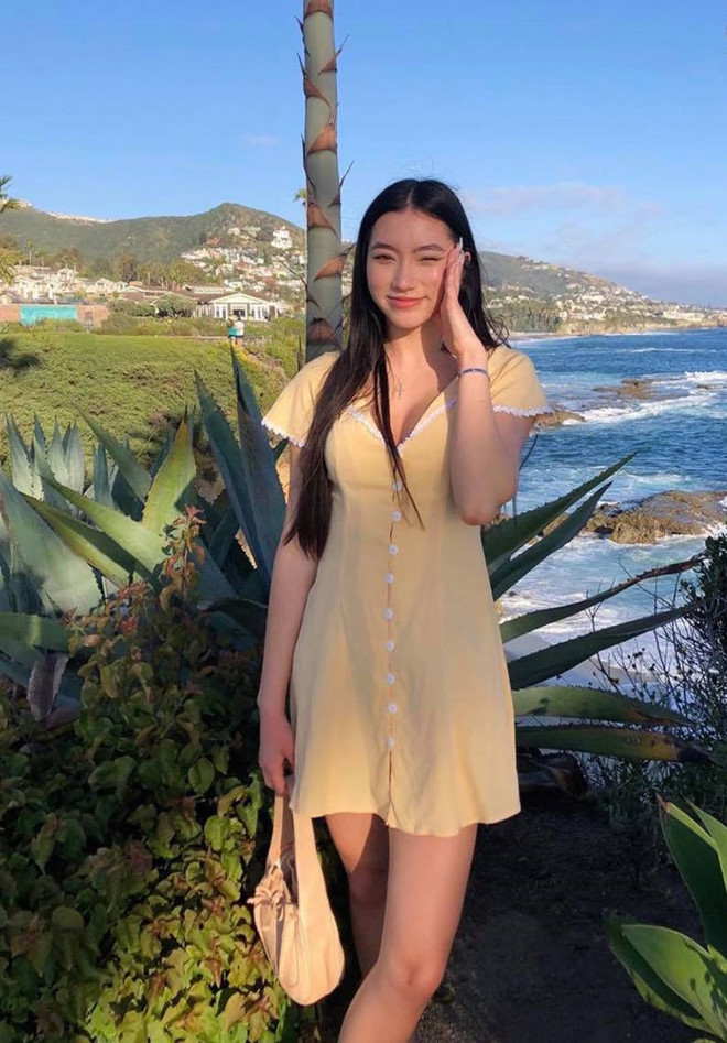 Isabella Quỳnh Tiên Hồ năm nay 21 tuổi, hiện theo học ngành điều dưỡng tại California. Thừa hưởng nét đẹp từ mẹ, con gái giọng ca Sợ yêu gây ấn tượng với người đối diện bởi gương mặt thanh thoát, khuôn miệng rộng cùng mái tóc dài nổi bật ẢNH: INSTAGRAM NV