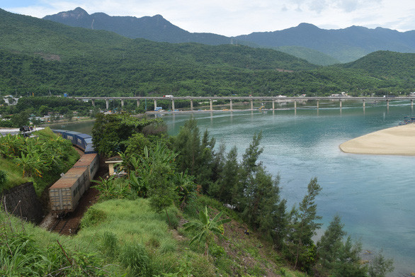  Đường tàu hỏa uốn lượn ôm lấy eo biển tạo nên một nét cong duyên dáng cho Lăng Cô