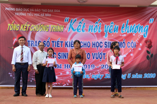 Ba em học sinh mồ côi được nhận sổ tiết kiệm từ chương trình Kết nối yêu thương. Ảnh: T.B