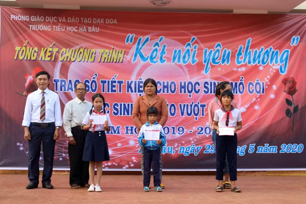 Ba em học sinh mồ côi được nhận sổ tiết kiệm từ chương trình Kết nối yêu thương. Ảnh: T.B