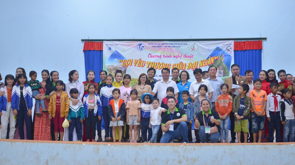 Gọi yêu thương giữa đại ngàn để lại nhiều ấn tượng đẹp trong lòng người dân. Ảnh: P.L Gọi yêu thương giữa đại ngàn để lại nhiều ấn tượng đẹp trong lòng người dân. Ảnh: P.L