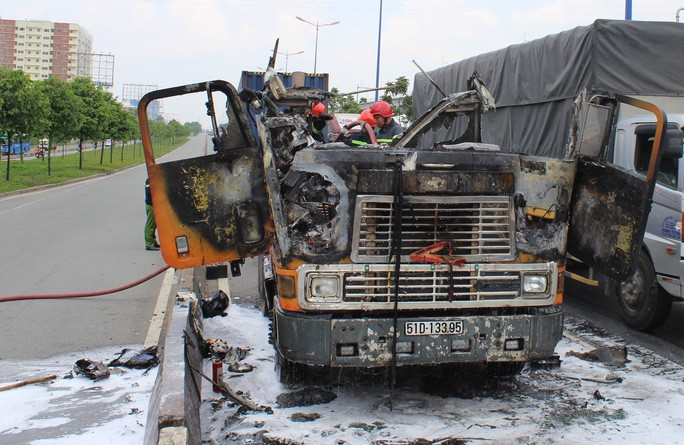 Tuy nhiên chiếc xe bị hư hại hoàn toàn phần đầu