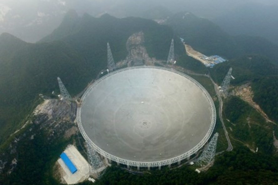 Hình ảnh kính thiên văn hình cầu khẩu độ (FAST) ở Trung Quốc. Ảnh: AFP