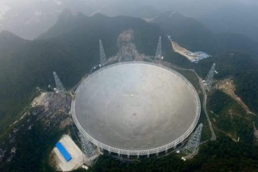 Hình ảnh kính thiên văn hình cầu khẩu độ (FAST) ở Trung Quốc. Ảnh: AFP