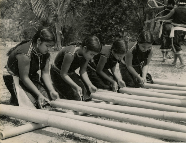 Các cô gái Bahnar biểu diễn đàn klông put. Ảnh: Daniel Léger