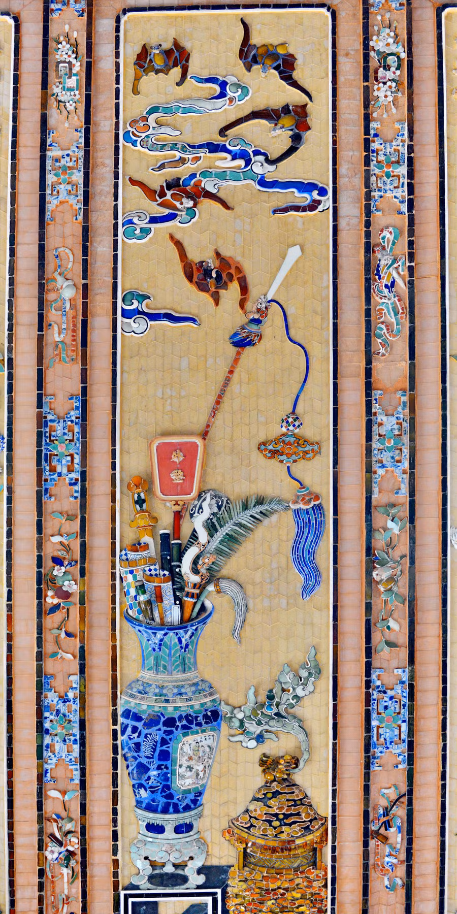 Lăng Khải Định được đánh giá là kiệt tác của nghệ thuật khảm sành sứ cung đình Huế. Trong ảnh: Tranh khảm sành sứ trang trí ở Ứng Lăng. Ảnh: Thái Hoàng