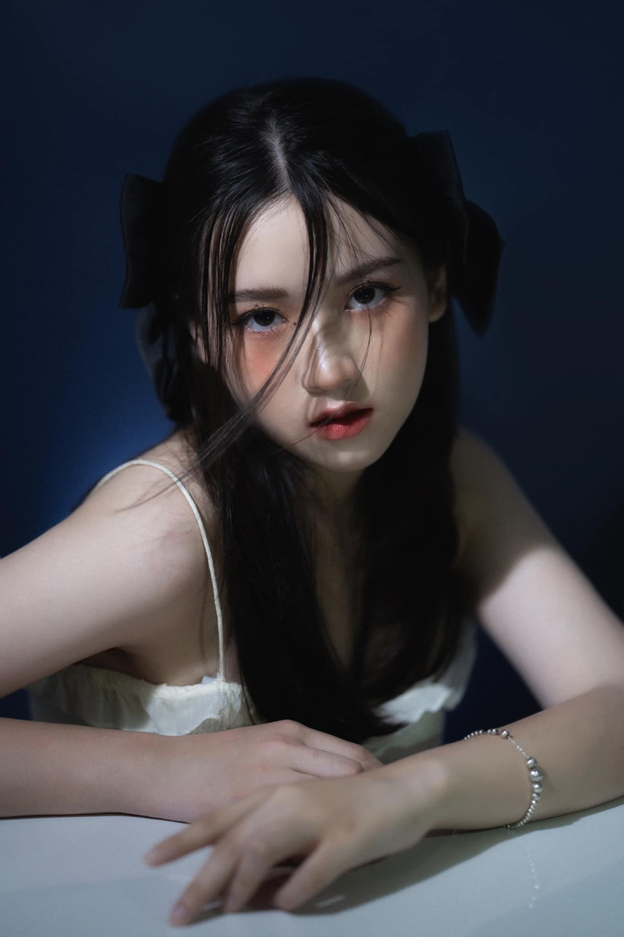  Từ cách trang điểm, kiểu tóc và thần thái của Nhật Linh đều rất giống với Jisoo. Ảnh: Hưng Nguyễn 