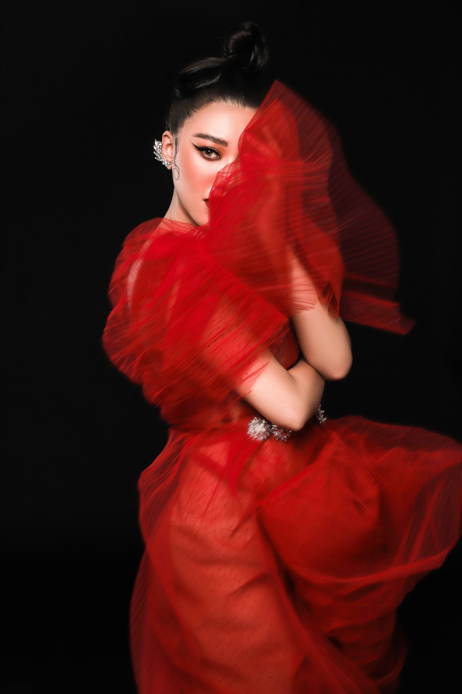 Trước đó, sau thời gian giãn cách xã hội, Á hậu Kim Duyên không ngại chia sẻ bản thân tăng 10kg so với lúc đăng quang Á hậu Hoàn vũ Việt Nam, với cân nặng 64 ký. Ảnh: Nguyễn Du.