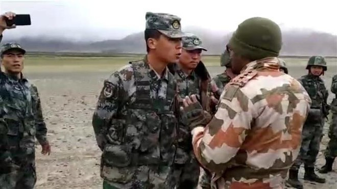 Binh lính Trung Quốc và Ấn Độ trong một lần tranh cãi ở khu vực biên giới hai nước. Ảnh: The Tribune