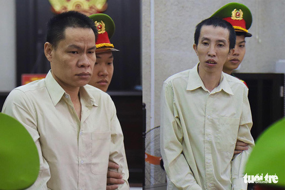 Chủ mưu Vì Văn Toán (trái) và kẻ khởi xướng giết nữ sinh giao gà và Bùi Văn Công trong phiên tòa sáng 17-6 - Ảnh: DANH TRỌNG Chủ mưu Vì Văn Toán (trái) và kẻ khởi xướng giết nữ sinh giao gà và Bùi Văn Công trong phiên tòa sáng 17-6 - Ảnh: DANH TRỌNG