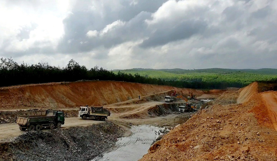 Sau nhiều vướng mắc về giải phóng mặt bằng, hiện cao tốc Bắc - Nam đoạn Cam Lộ - La Sơn đang gấp rút thi công để đảm bảo tiến độ - Ảnh: QUỐC NAM