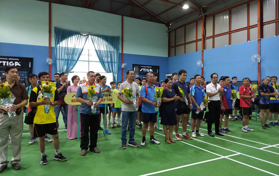 Các đội tham gia giải bóng bàn CLB Tín Phát lần thứ I-2020 tranh cúp Stiga. Ảnh: Sơn Ca 