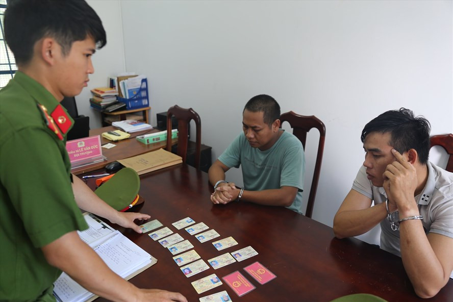 Cách đối tượng trong đường dây làm giấy phép lái xe giả tại cơ quan công an. Ảnh: Lin Xong Cách đối tượng trong đường dây làm giấy phép lái xe giả tại cơ quan công an. Ảnh: Lin Xong