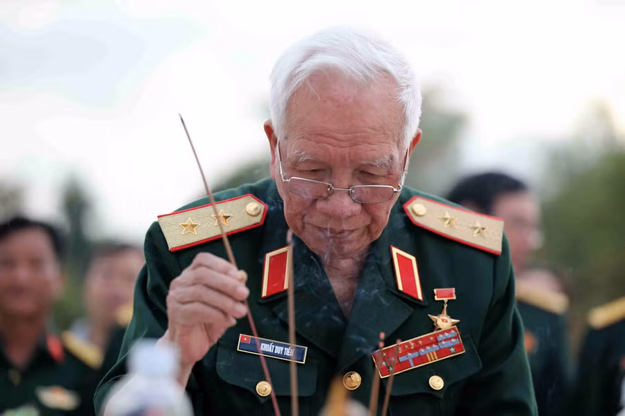 Trung tướng - Anh hùng LLVT Khuất Duy Tiến thắp nhang tưởng niệm các cán bộ chiến sĩ sư đoàn 320 hy sinh tại huyện Sa Thầy (Kon Tum) - Ảnh: Nguyễn Độc Lập