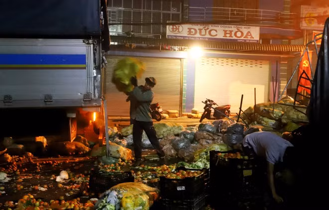 Các lực lượng thức xuyên đêm giải phóng hiện trường vụ tai nạn - Ảnh: Trùng Dương