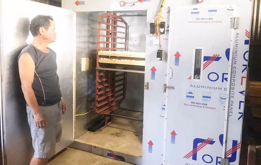  Máy ấp trứng có công suất đạt 5.500 quả/mẻ. Ảnh: R’ô Hok