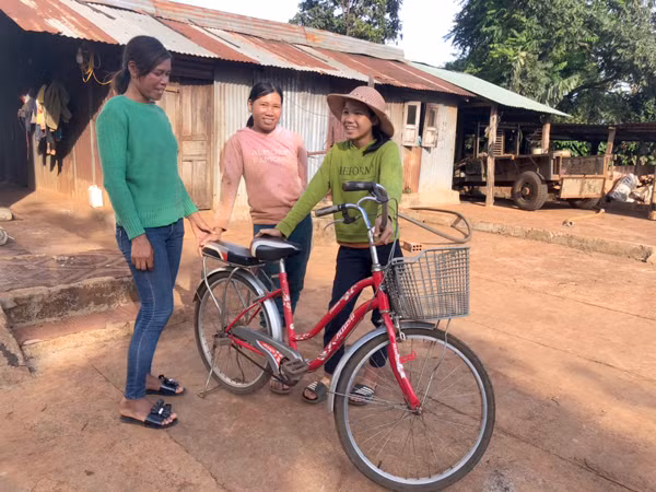 Chị Kpă Bem (ở giữa; xã Ia Băng, huyện Chư Prông) đã mua được xe đạp cho con gái nhờ tham gia CLB “Phụ nữ dân tộc thiểu số tiết kiệm 5-10 triệu đồng”. Ảnh: A.H