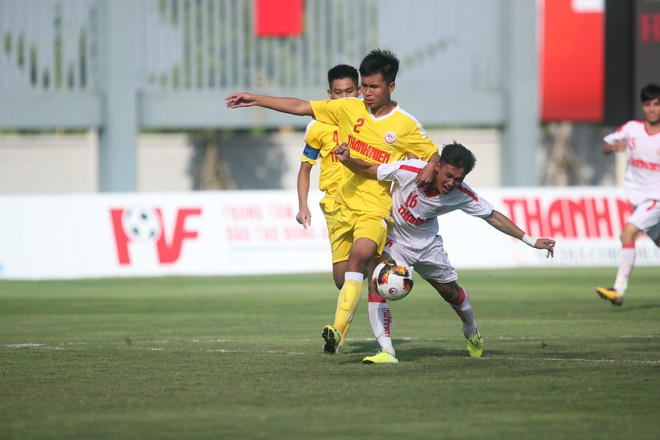 Tình huống dùng tay kéo ngã của hậu vệ SLNA với tiền đạo HAGL dẫn đến quả 11m Ảnh: KHẢ HÒA